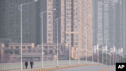 封城後的武漢市大馬路上人煙稀少。