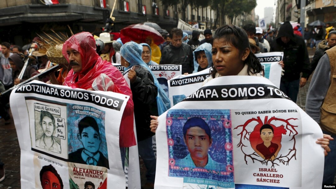 Padres de los estudiantes dijeron que el nuevo informe muestra que el gobierno los ha engañado y exigieron que se investigue a los funcionarios involucrados en la investigación inicial sobre el basurero.