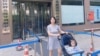 何方美帶4歲癱瘓女兒2020年8月27日到市委書記接訪日去交涉。