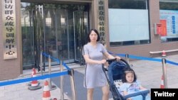 何方美帶4歲癱瘓女兒2020年8月27日到市委書記接訪日去交涉。