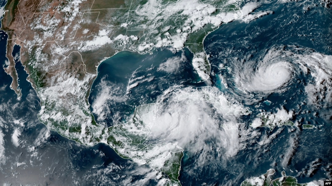 ภาพจากสำนักงานสมุทรศาสตร์และบรรยากาศแห่งชาติของสหรัฐฯ หรือ NOAA (National Oceanic and Atmospheric Administration) แสดงให้เห็นพายุโซนร้อนอิดาเลียกำลังพัดเข้าอ่าวเม็กซิโกในวันที่ 27 สิงหาคม 2023 