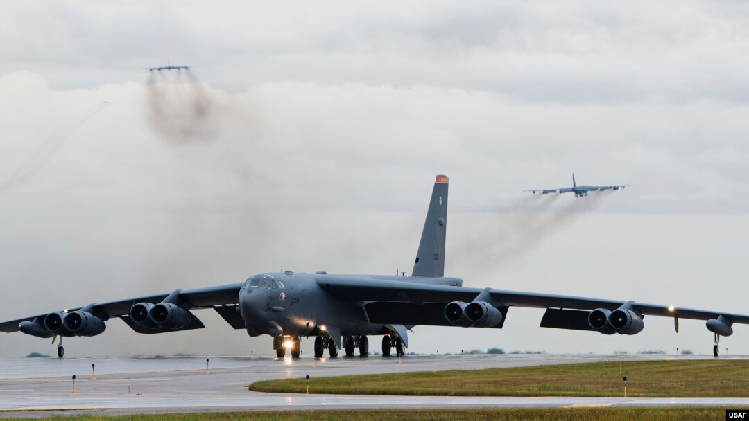 Imágenes distribuidas por el Mando Central de la fuerza aérea muestran a los bombarderos B-52H Stratofortress cuando arribaban a la Base Aérea Al Udeid en Qatar, el jueves 9 de mayo de 2019 por la noche.