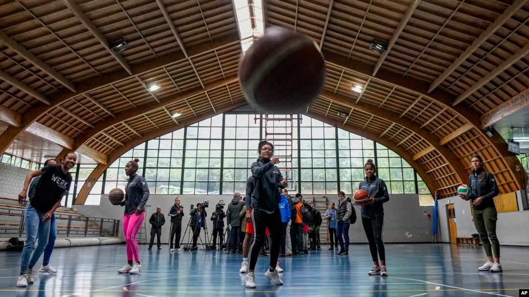 Las jugadoras cubanas de hockey, de izquierda a derecha Yakira Guillén, Lismary González, Geidy Morales, Helec Carta y Jennifer Martínez, juegan baloncesto con otros deportistas cubanos, en el gimnasio municipal de Lo Barnechea, en Santiago, Chile, el 10 noviembre de 2023. 