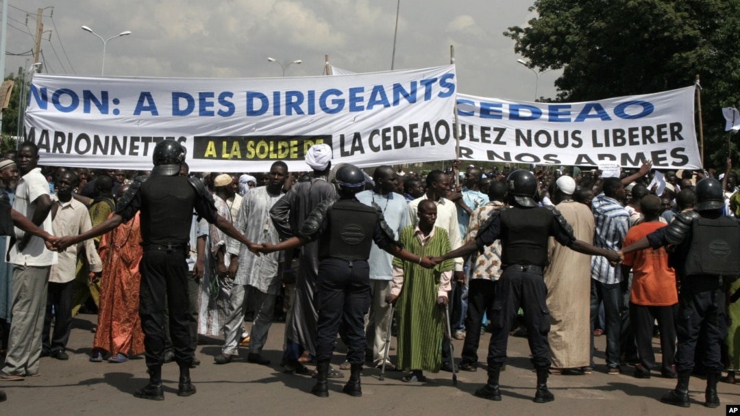 Malians opposed to a foreign military intervention to retake Mali's Islamist-held north march in the streets of the capital, Bamako, Mali, October 18, 2012. 