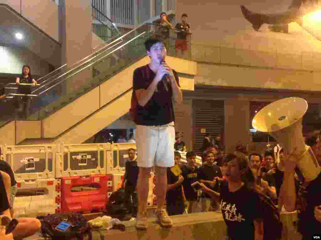 香港爭真普選全民抗爭星期二進入第3天(美國之音圖片/海彥拍攝)