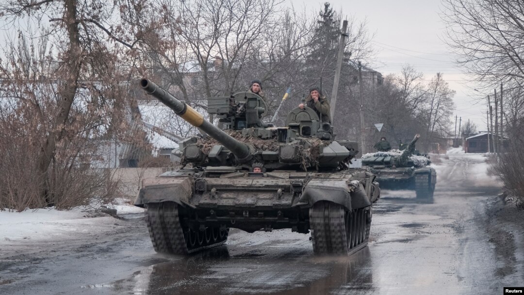 Soldados ucranianos en tanques en Bájmut, en el este de Ucrania, cerca de la línea del frente, el 21 de febrero de 2023.