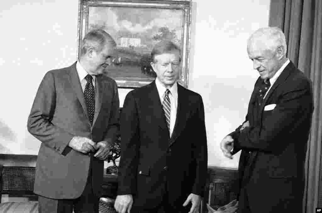 4 января 1980 года. Томас Уотсон (справа), посол США в СССР, был отозван для консультаций в связи с советским вторжением в Афганистан. В ответ Картер заявил о поддержке афганских антикоммунистических сил. «Политика разрядки» между Вашингтоном и Москвой окончательно завершилась.