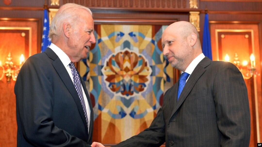 El vicepresidente Joseph Biden estrecha la mano del primer ministro en funciones de Ucrania, Oleksandr Turchynov.