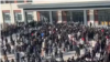 2025年1月6日，中國陝西蒲城參與示威的學生和民眾與警察發生衝突。 （網路視訊截圖）