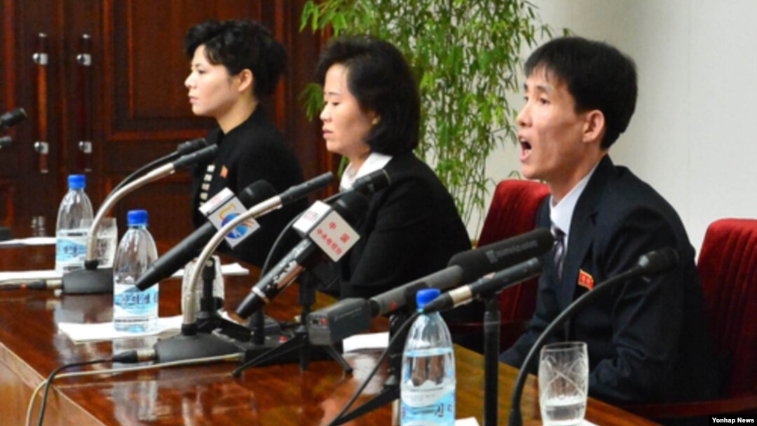 지난 2013년 1월 탈북자 김광호 씨 부부와 딸, 또 다른 탈북 여성 고경희 씨 등 4명이 북한으로 귀환해 인문문화궁전에서 기자회견을 가졌다고 북한 관영매체인 조선중앙통신이 보도했다. (자료사진)