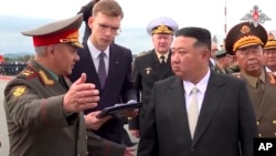 北韓領導人金正恩在俄羅斯國防部長紹伊古的陪同下參觀俄羅斯的軍事裝備。