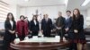 마이크 펜스 미국 부통령과 부인 카렌 여사가 지난 9일 평택에서 탈북자들과 환담했다. 이 자리에는 북한에 억류됐다 혼수상태로 풀려난 뒤 숨진 미국 대학생 오토 웜비어 씨의 아버지 프레드 웜비어 씨도 참석했다. 왼쪽부터 탈북자 이현서 씨, 김혜숙 씨, 카렌 여사, 펜스 부통령, 웜비어 씨, 지성호 씨, 지현아 씨. (자료사진)