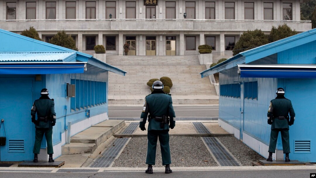 판문점에서 남북한 병사들이 서로를 지켜보고 있다. 한국 정부는 최근 남측으로 온 북한 선원들을 판문점을 통해 북으로 송환했다고 확인했다. 