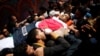 Kolege nose telo ubijenog palestinskog novinara, 31-godišnjeg Jasera Murtaje. 