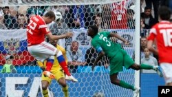 Artyom Dzyuba de Rusia anota el tercer gol de su equipo durante el partido del grupo A entre Rusia y Arabia Saudita que abre la Copa Mundial de fútbol 2018 en el estadio Luzhniki en Moscú. Junio 14 de 2018. (AP Photo / Hassan Ammar)