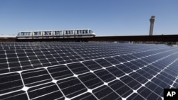 新澤西州紐瓦克自由國際機場新近安裝的太陽能電池板（資料圖片）
