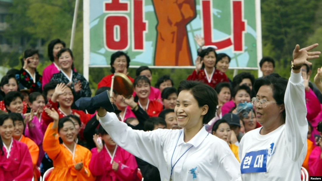 지난 2004년 5월 평양에서 열린 6.15 공동선언 실천을 위한 남북 노동자 통일대회에서, 북한 노동자(왼쪽)와 한국 노동자가 손을 잡고 함께 달리고 있다. (자료사진)