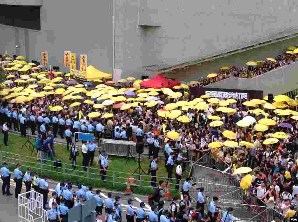 港人重返政總紀念雨傘運動一周年(美國之音海彥拍攝)
