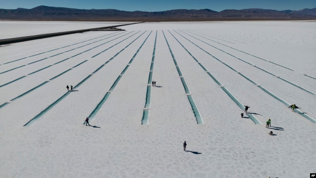 Turistas se reúnen en el salar de Salinas Grandes el martes 25 de abril de 2023, en Jujuy, Argentina.