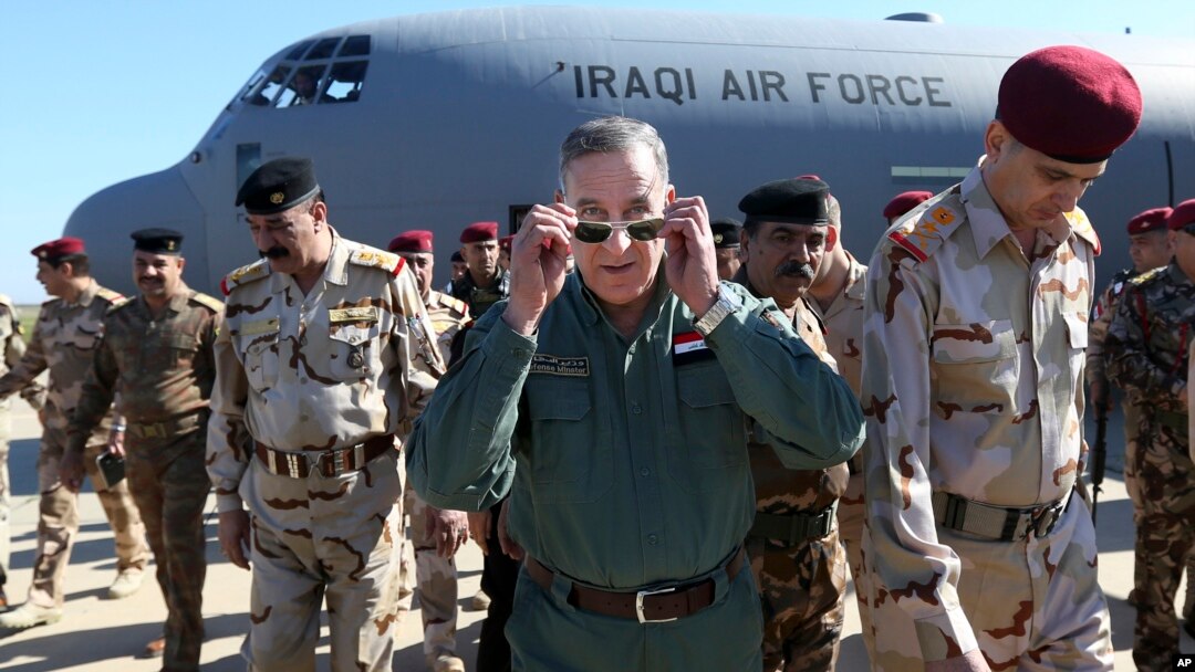 El Ministro de Defensa de Irak, Khaled al-Obeidi (centro) llega a una base militar en las afueras de Tikrit, 180 kms al norte de Bagdad. Al-Obeidi dijo que ISIS no tiene capacidades químicas, y sus ataques mas bien intentan afectar la moral de las tropas que los combaten.