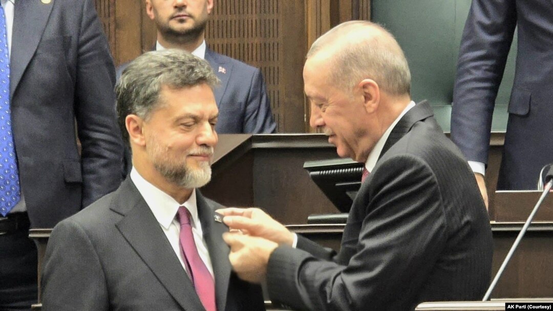 Son 48 saat içerisinde Ankara Milletvekili Yamalı’nın, Gelecek Partisi’nden dolayısıyla Saadet Partisi Grubu’ndan istifa etmesi ve ardından AK Parti rozetini takmasıyla iktidar cephesi lehine ilk hamle hayata geçti.