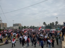 Many protesters wear white fabric, symbolizing their determination to expel the U.S. from Iraq on Jan. 24, 2020 in Baghdad. (Halan Akoy/VOA)