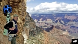 Steve Silverman, gerente de operaciones de Google, observa el Cañón del Colorado con su aparato Trekker, en el sendero Bright Angel.