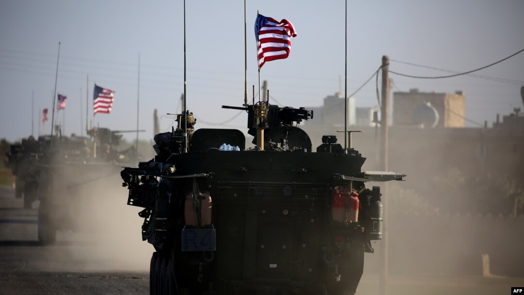 Un convoy de fuerzas estadounidenses se desplaza cerca de la población de Yalanli, en los suburbios occidentales de la norteña ciudad siria de Manbij, el 5 de marzo, de 2017.