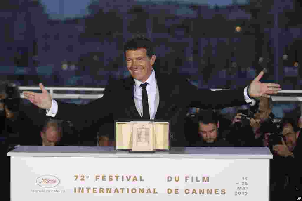 Actor Antonio Banderas poses with the best actor Palme d'Or award for the film 'Pain and Glory' following the awards ceremony at the 72nd international film festival, Cannes, southern France, May 25, 2019.