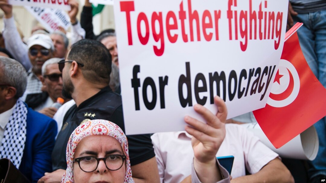 Baadhi ya waandamanaji waliojitokeza kwenye barabara za miji ya Tunisia Jumamosi