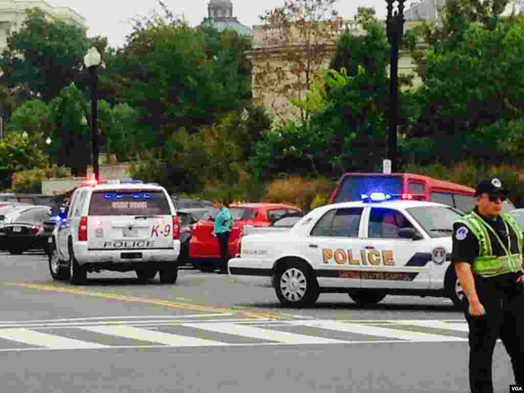Capitol police on alret outside the Capitol Hill in a lockdown after shots were fired near the building. (Diaa Bekheet/VOA)