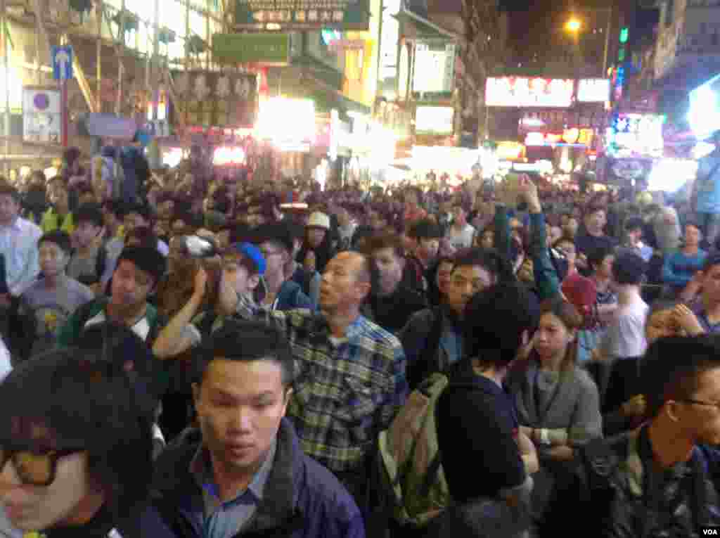 大批市民連續第二晚在旺角與警方「巷戰」 (美國之音海彥拍攝 )