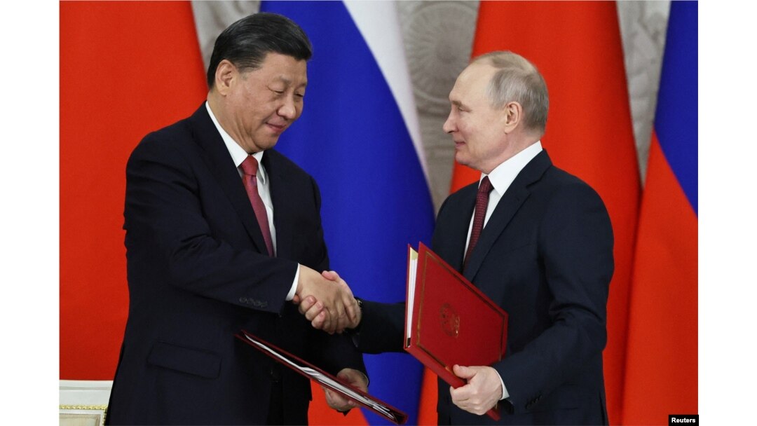 2023年3月21日俄羅斯總統普京與中國國家主席習近平在會談後舉行的簽字儀式上握手