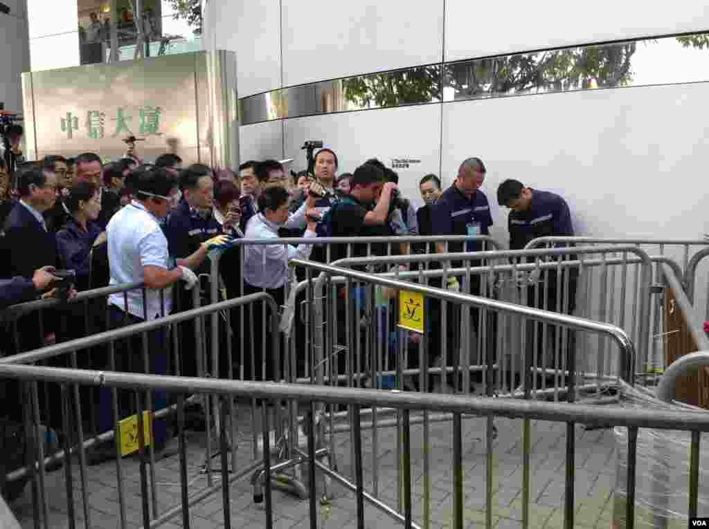 高等法院执达主任在金钟中信大厦展开清理障碍物行动(美国之音海彦拍摄)