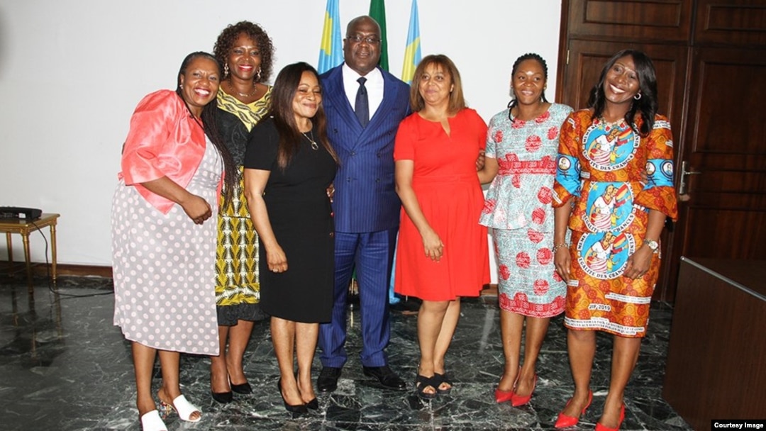 Président Félix Tshisekedi kati ya basi ya lokumu bayike na Cité ya OUA, à Kinshasa, RDC, le 8 mars 2019. (Twitter/RDC)