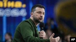 ARCHIVO: El presidente ucraniano, Volodymyr Zelenskyy, responde preguntas de los periodistas durante una conferencia de prensa en Kiev, Ucrania, el 25 de febrero de 2024.