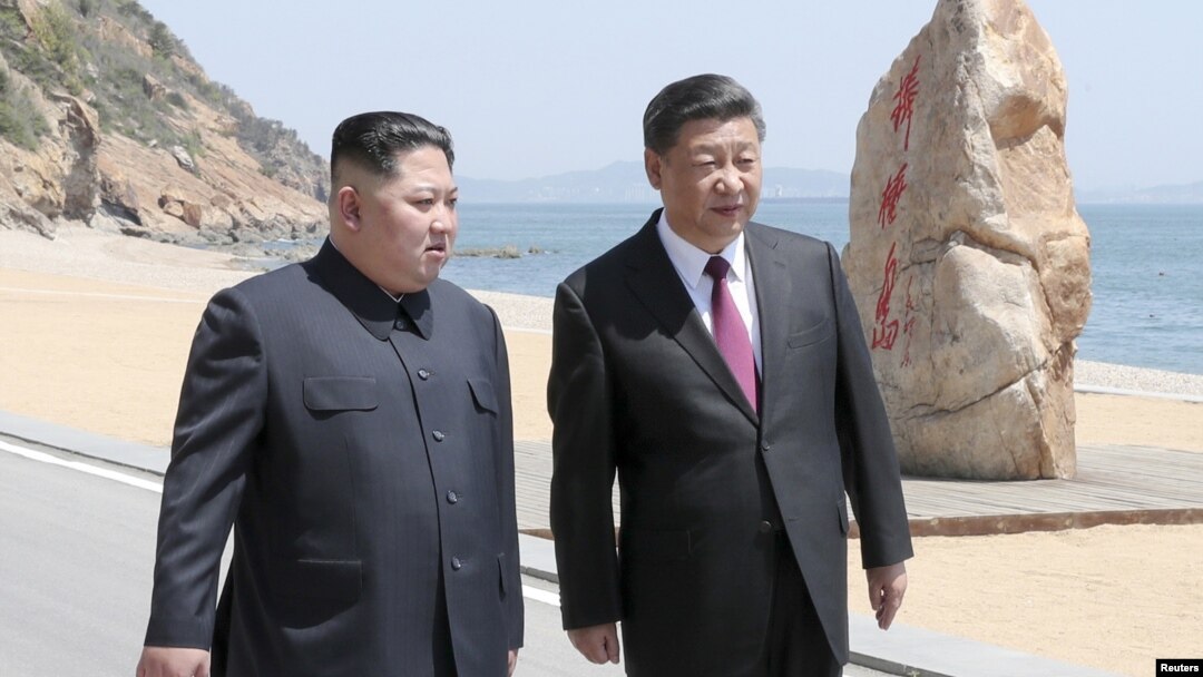 김정은 북한 국무위원장과 시진핑 중국 국가주석이 8일 다롄의 휴양지 방추이다오 해안가를 거닐며 대화를 나누는 모습을 중국 관영 '신화통신'이 보도했다.