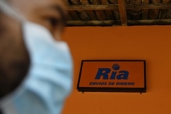 Imagen de una agencia de cobro de remesas de Estados Unidos en San Isidro, 70 km al noreste de San Salvador, el 10 de junio de 2020.