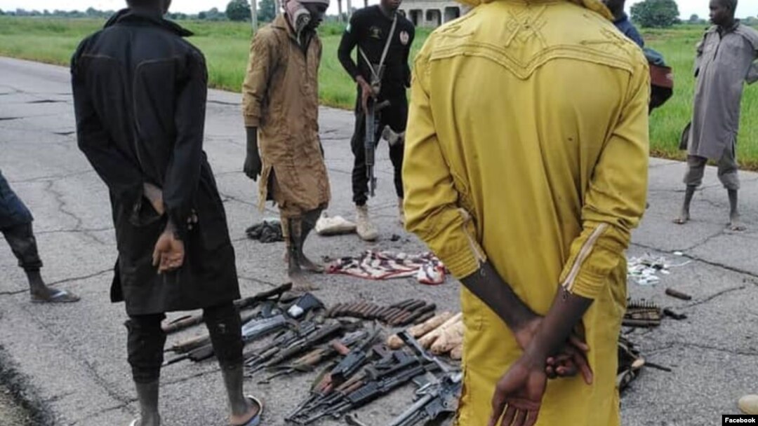 Wasu mayaan Boko Haram/ISWAP da suka mika wuya da makamai (Facebook/Dakarun Najeriya)