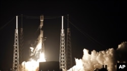 Ракета Falcon 9 SpaceX с полезной нагрузкой из 60 спутников для широкополосной сети Starlink стартует с космодрома на мысе Канаверал, штат Флорида. 23 мая 2019г.