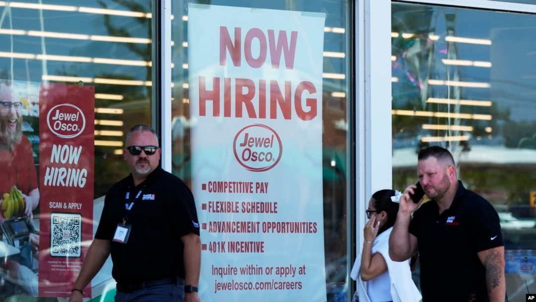 ARCHIVO - Un cartel de contratación se exhibe en una tienda de comestibles en Deerfield, Illinois, el jueves 25 de julio de 2024. 
