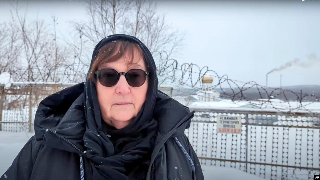 En esta imagen tomada del video proporcionado por el equipo Navalny el martes 20 de febrero de 2024, Lyudmila Navalnaya, la madre del líder de la oposición rusa Alexei Navalny, habla cerca de la colonia penitenciaria en la ciudad de Kharp, Rusia.