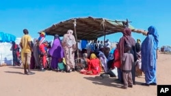 ፋይል - ሱዳናውያን ስደተኞች በአክሬ፣ ቻድ ከሚገኝ የመስክ ሆስፒታል ውጭ ተሰብስበው ይታያሉ፣ ነሐሴ 19 2015 ዓ.ም.