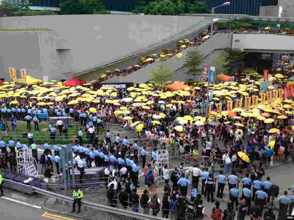 港人重返政總紀念雨傘運動一周年(美國之音海彥拍攝)
