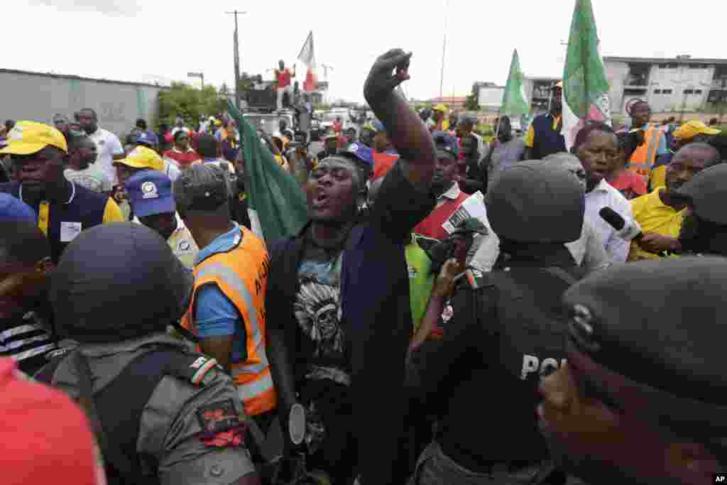 Kungiyar kwadago ta TUC da 'ya'yan kungiyoyin al'umma a Lagos suna zanga-zanga a daidai lokacin da suke wuce wani gidan mai dake dauke da sabon farashin man, a Lagos, Najeriya, Laraba 18 Mayu, 2016.