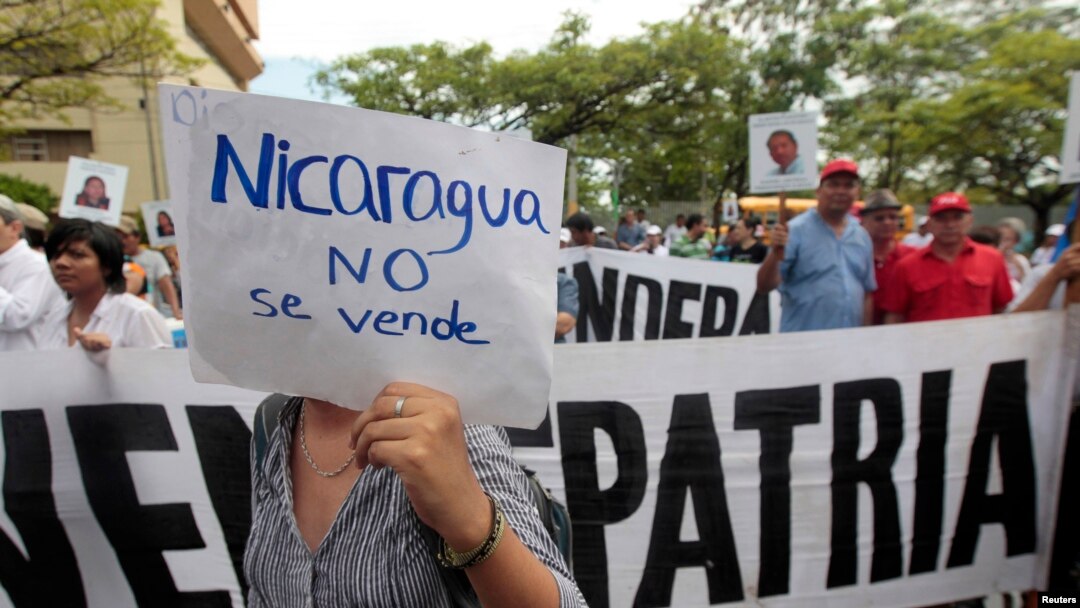 Ante la decisión del gobierno y el Congreso de Nicaragua, la gente salió a las calles con carteles en contra de la medida. 