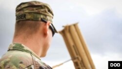 美國一名陸軍士兵2017年11月1日維護一套薩德反導系統（美國陸軍照片）