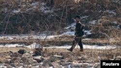 지난 2월 북중 접경 도시 신의주에서 북한 군인이 압록강 주변을 순찰하고 있다. 강 너머 중국 단둥에서 촬영한 사진. (자료사진)