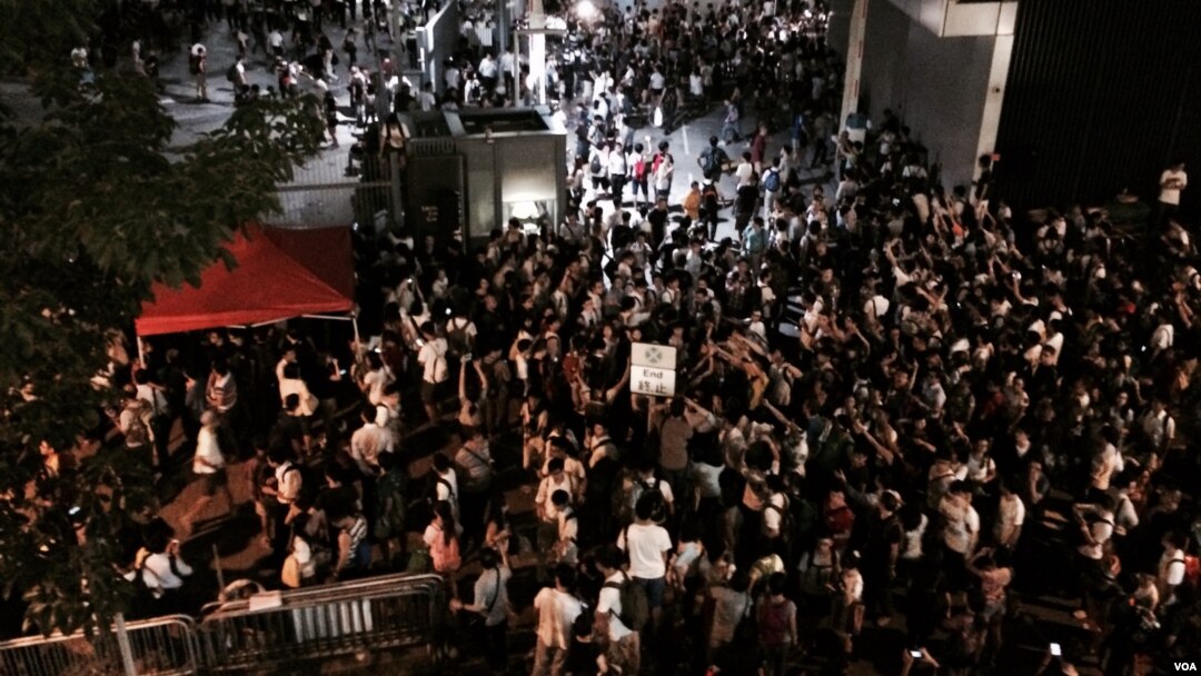 香港學生罷課集會期間，突然宣布攻入公民廣場，估計近百名學生爬過3米高鐵欄，進入公民廣場，警方展開拘捕行動，並施放胡椒噴霧（美國之音湯惠芸攝）