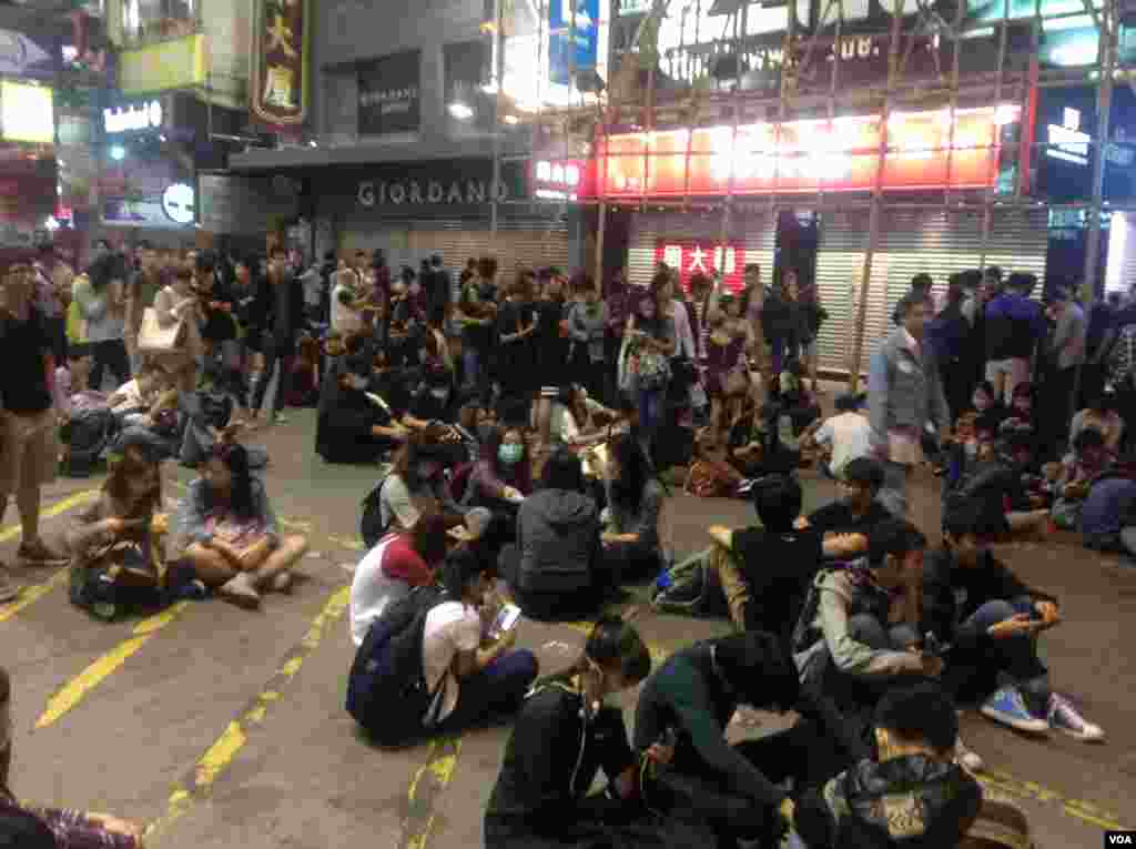 大批市民連續第二晚在旺角與警方「巷戰」 (美國之音海彥拍攝 )